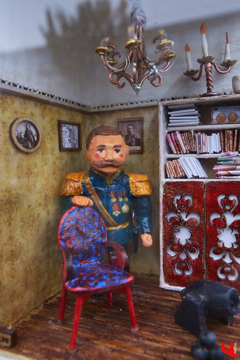 Из 20 городских миниатюрных кирпичиков с сюжетом пять теперь посвящены географам. Серия появилась благодаря инициативе Русского географического общества, а в жизнь ее воплощали Регина Яфасова и Федор Карпов. На днях у ВлГУ установили завершающий тематическую коллекцию арт-объект. Посвятили его Николаю Столетову.