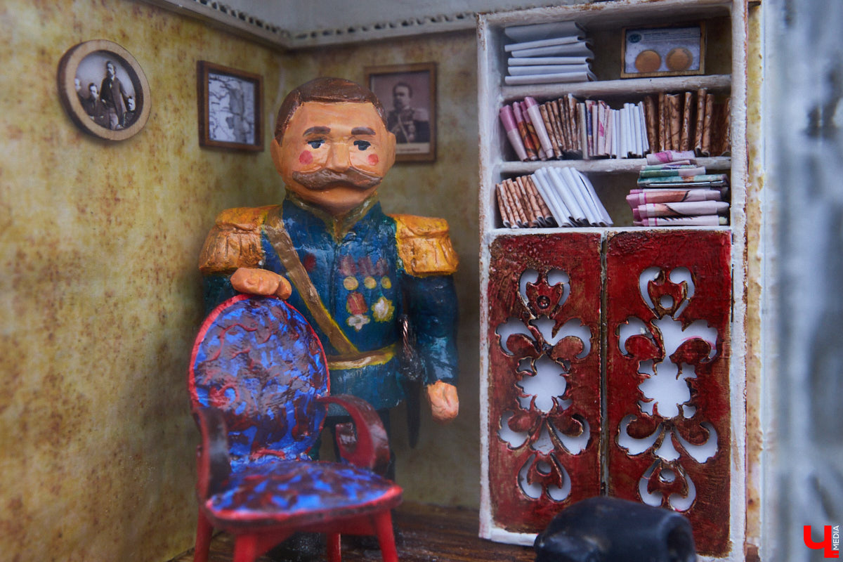 Из 20 городских миниатюрных кирпичиков с сюжетом пять теперь посвящены географам. Серия появилась благодаря инициативе Русского географического общества, а в жизнь ее воплощали Регина Яфасова и Федор Карпов. На днях у ВлГУ установили завершающий тематическую коллекцию арт-объект. Посвятили его Николаю Столетову.