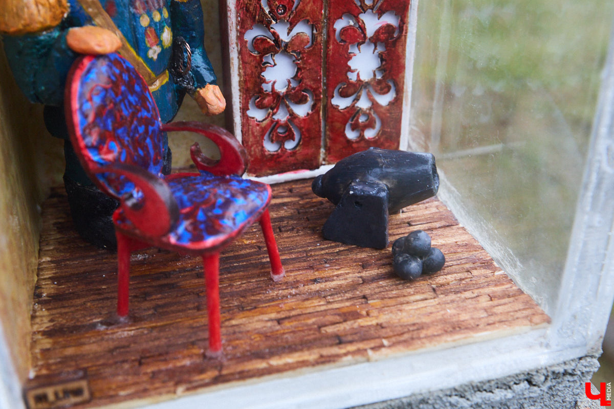 Из 20 городских миниатюрных кирпичиков с сюжетом пять теперь посвящены географам. Серия появилась благодаря инициативе Русского географического общества, а в жизнь ее воплощали Регина Яфасова и Федор Карпов. На днях у ВлГУ установили завершающий тематическую коллекцию арт-объект. Посвятили его Николаю Столетову.