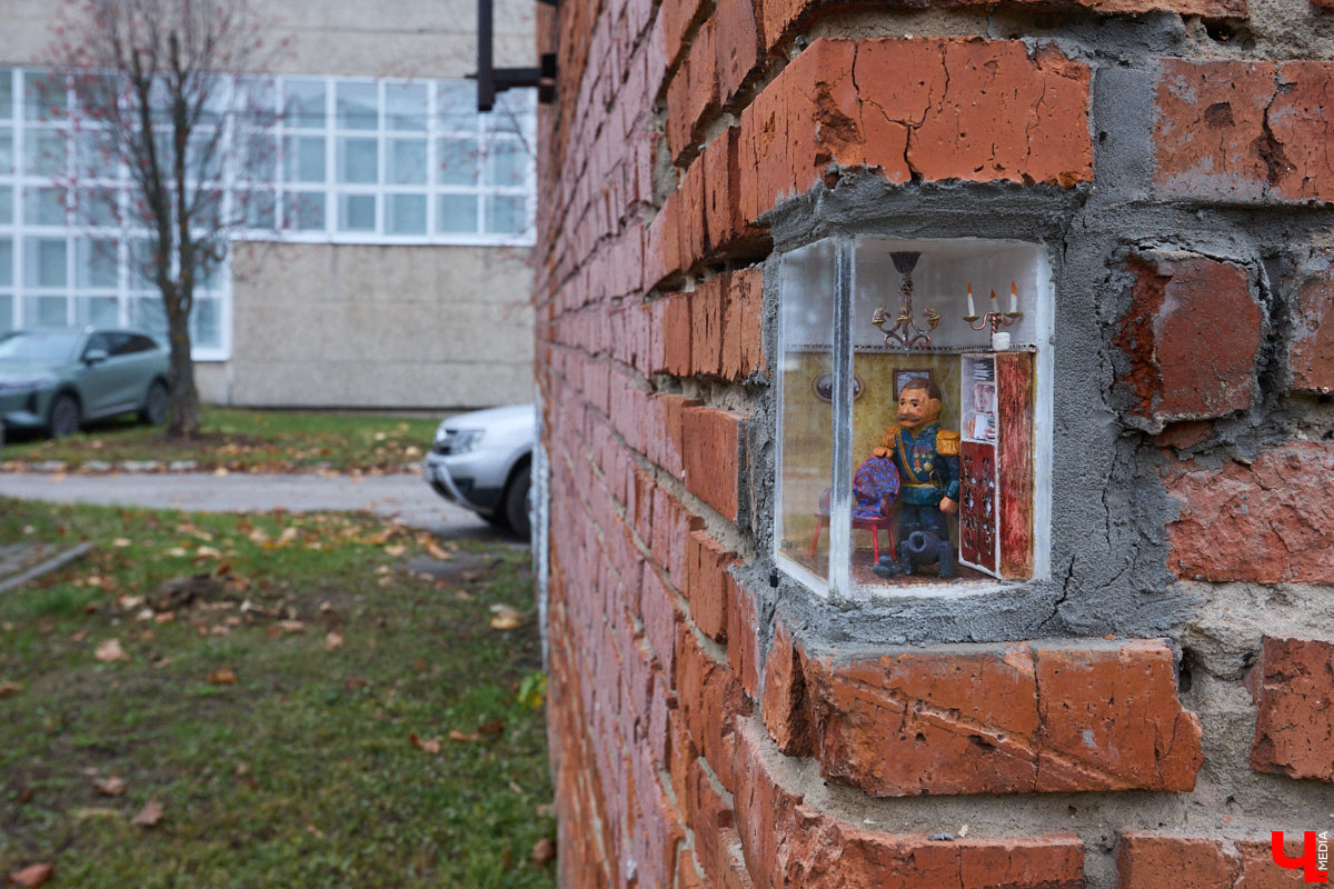 Из 20 городских миниатюрных кирпичиков с сюжетом пять теперь посвящены географам. Серия появилась благодаря инициативе Русского географического общества, а в жизнь ее воплощали Регина Яфасова и Федор Карпов. На днях у ВлГУ установили завершающий тематическую коллекцию арт-объект. Посвятили его Николаю Столетову.