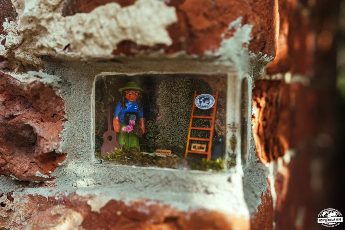 Из 20 городских миниатюрных кирпичиков с сюжетом пять теперь посвящены географам. Серия появилась благодаря инициативе Русского географического общества, а в жизнь ее воплощали Регина Яфасова и Федор Карпов. На днях у ВлГУ установили завершающий тематическую коллекцию арт-объект. Посвятили его Николаю Столетову.