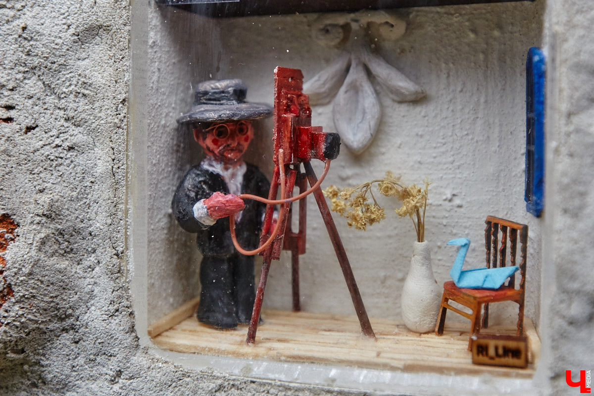 Из 20 городских миниатюрных кирпичиков с сюжетом пять теперь посвящены географам. Серия появилась благодаря инициативе Русского географического общества, а в жизнь ее воплощали Регина Яфасова и Федор Карпов. На днях у ВлГУ установили завершающий тематическую коллекцию арт-объект. Посвятили его Николаю Столетову.