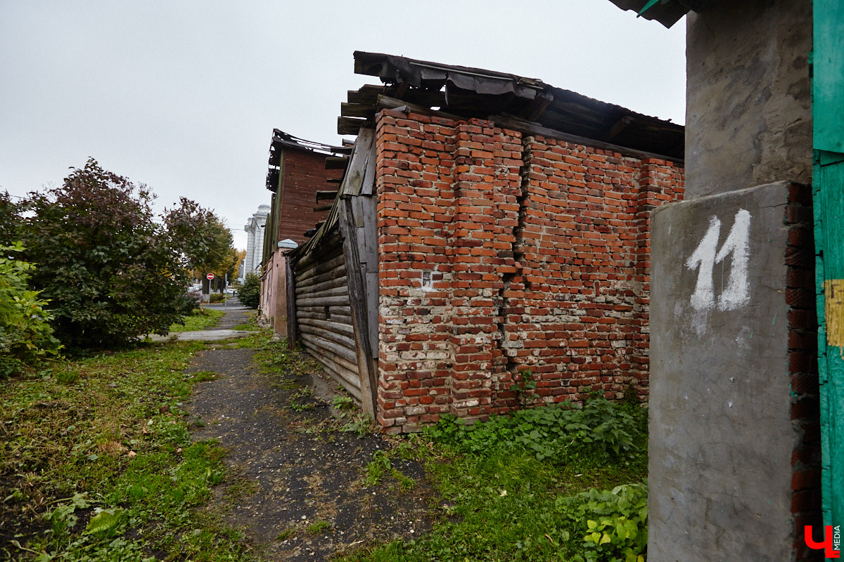 Из 20 городских миниатюрных кирпичиков с сюжетом пять теперь посвящены географам. Серия появилась благодаря инициативе Русского географического общества, а в жизнь ее воплощали Регина Яфасова и Федор Карпов. На днях у ВлГУ установили завершающий тематическую коллекцию арт-объект. Посвятили его Николаю Столетову.