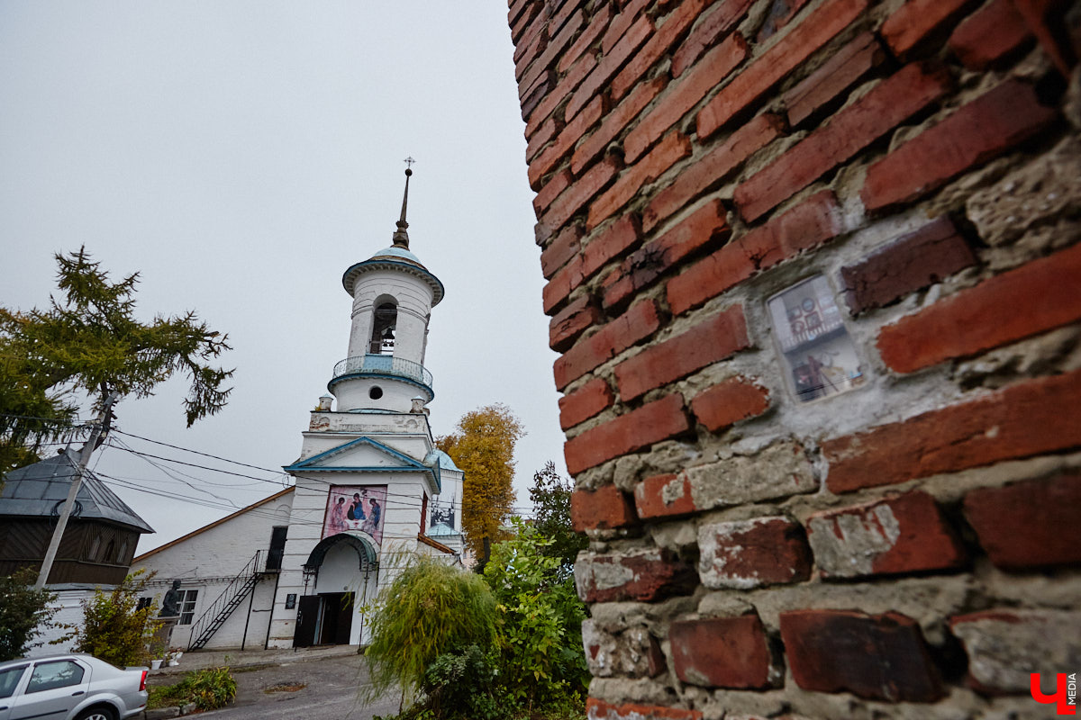 Из 20 городских миниатюрных кирпичиков с сюжетом пять теперь посвящены географам. Серия появилась благодаря инициативе Русского географического общества, а в жизнь ее воплощали Регина Яфасова и Федор Карпов. На днях у ВлГУ установили завершающий тематическую коллекцию арт-объект. Посвятили его Николаю Столетову.