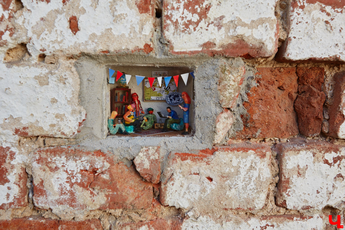 Из 20 городских миниатюрных кирпичиков с сюжетом пять теперь посвящены географам. Серия появилась благодаря инициативе Русского географического общества, а в жизнь ее воплощали Регина Яфасова и Федор Карпов. На днях у ВлГУ установили завершающий тематическую коллекцию арт-объект. Посвятили его Николаю Столетову.