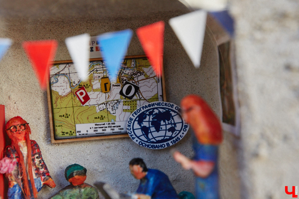 Из 20 городских миниатюрных кирпичиков с сюжетом пять теперь посвящены географам. Серия появилась благодаря инициативе Русского географического общества, а в жизнь ее воплощали Регина Яфасова и Федор Карпов. На днях у ВлГУ установили завершающий тематическую коллекцию арт-объект. Посвятили его Николаю Столетову.