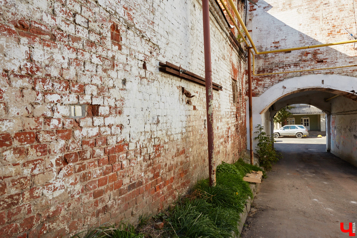 Из 20 городских миниатюрных кирпичиков с сюжетом пять теперь посвящены географам. Серия появилась благодаря инициативе Русского географического общества, а в жизнь ее воплощали Регина Яфасова и Федор Карпов. На днях у ВлГУ установили завершающий тематическую коллекцию арт-объект. Посвятили его Николаю Столетову.