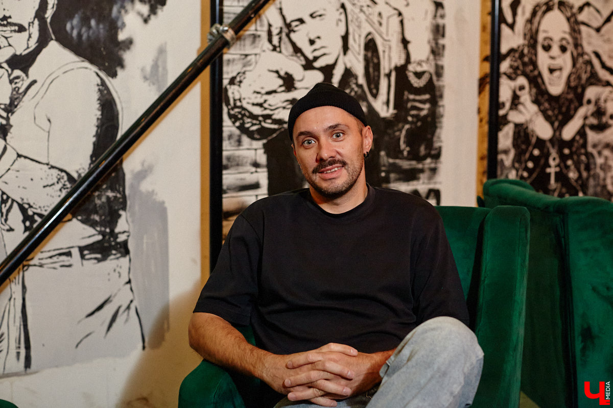 Осенний тур «Мураками» привел группу в столицу 33-го региона. Двадцать лет на сцене — число, которое солистка Диляра Вагапова называет началом второго сезона очень интересного сериала. Однако разговор с ней и Раилем Латыповым за кулисами быстро уходит от громких дат к человеческим историям: от воспоминаний о визите во Владимир в далеком 2019 году до откровенного признания, почему сцена перестала быть для них рингом.