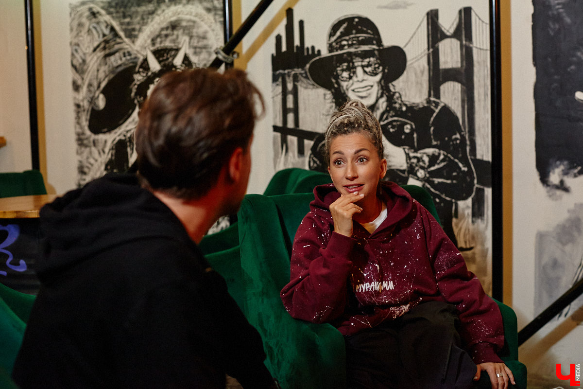 Осенний тур «Мураками» привел группу в столицу 33-го региона. Двадцать лет на сцене — число, которое солистка Диляра Вагапова называет началом второго сезона очень интересного сериала. Однако разговор с ней и Раилем Латыповым за кулисами быстро уходит от громких дат к человеческим историям: от воспоминаний о визите во Владимир в далеком 2019 году до откровенного признания, почему сцена перестала быть для них рингом.