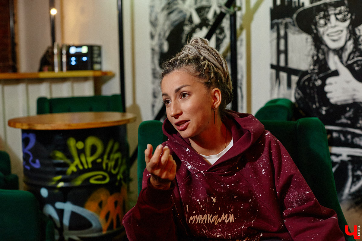 Осенний тур «Мураками» привел группу в столицу 33-го региона. Двадцать лет на сцене — число, которое солистка Диляра Вагапова называет началом второго сезона очень интересного сериала. Однако разговор с ней и Раилем Латыповым за кулисами быстро уходит от громких дат к человеческим историям: от воспоминаний о визите во Владимир в далеком 2019 году до откровенного признания, почему сцена перестала быть для них рингом.