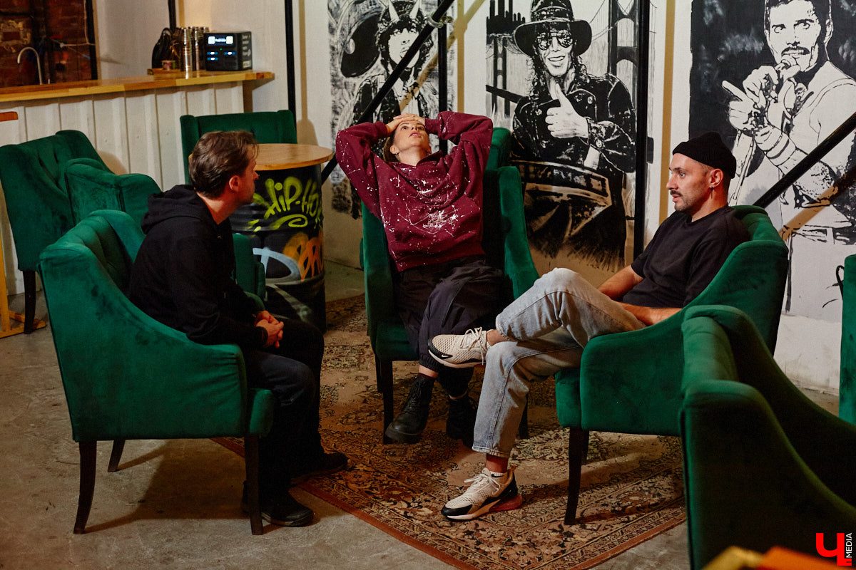 Осенний тур «Мураками» привел группу в столицу 33-го региона. Двадцать лет на сцене — число, которое солистка Диляра Вагапова называет началом второго сезона очень интересного сериала. Однако разговор с ней и Раилем Латыповым за кулисами быстро уходит от громких дат к человеческим историям: от воспоминаний о визите во Владимир в далеком 2019 году до откровенного признания, почему сцена перестала быть для них рингом.