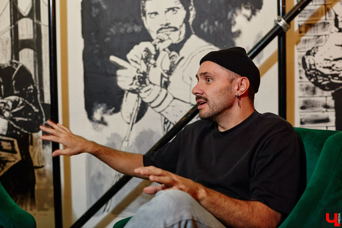 Осенний тур «Мураками» привел группу в столицу 33-го региона. Двадцать лет на сцене — число, которое солистка Диляра Вагапова называет началом второго сезона очень интересного сериала. Однако разговор с ней и Раилем Латыповым за кулисами быстро уходит от громких дат к человеческим историям: от воспоминаний о визите во Владимир в далеком 2019 году до откровенного признания, почему сцена перестала быть для них рингом.