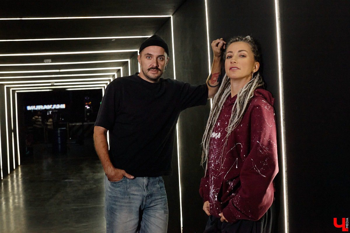 Осенний тур «Мураками» привел группу в столицу 33-го региона. Двадцать лет на сцене — число, которое солистка Диляра Вагапова называет началом второго сезона очень интересного сериала. Однако разговор с ней и Раилем Латыповым за кулисами быстро уходит от громких дат к человеческим историям: от воспоминаний о визите во Владимир в далеком 2019 году до откровенного признания, почему сцена перестала быть для них рингом.