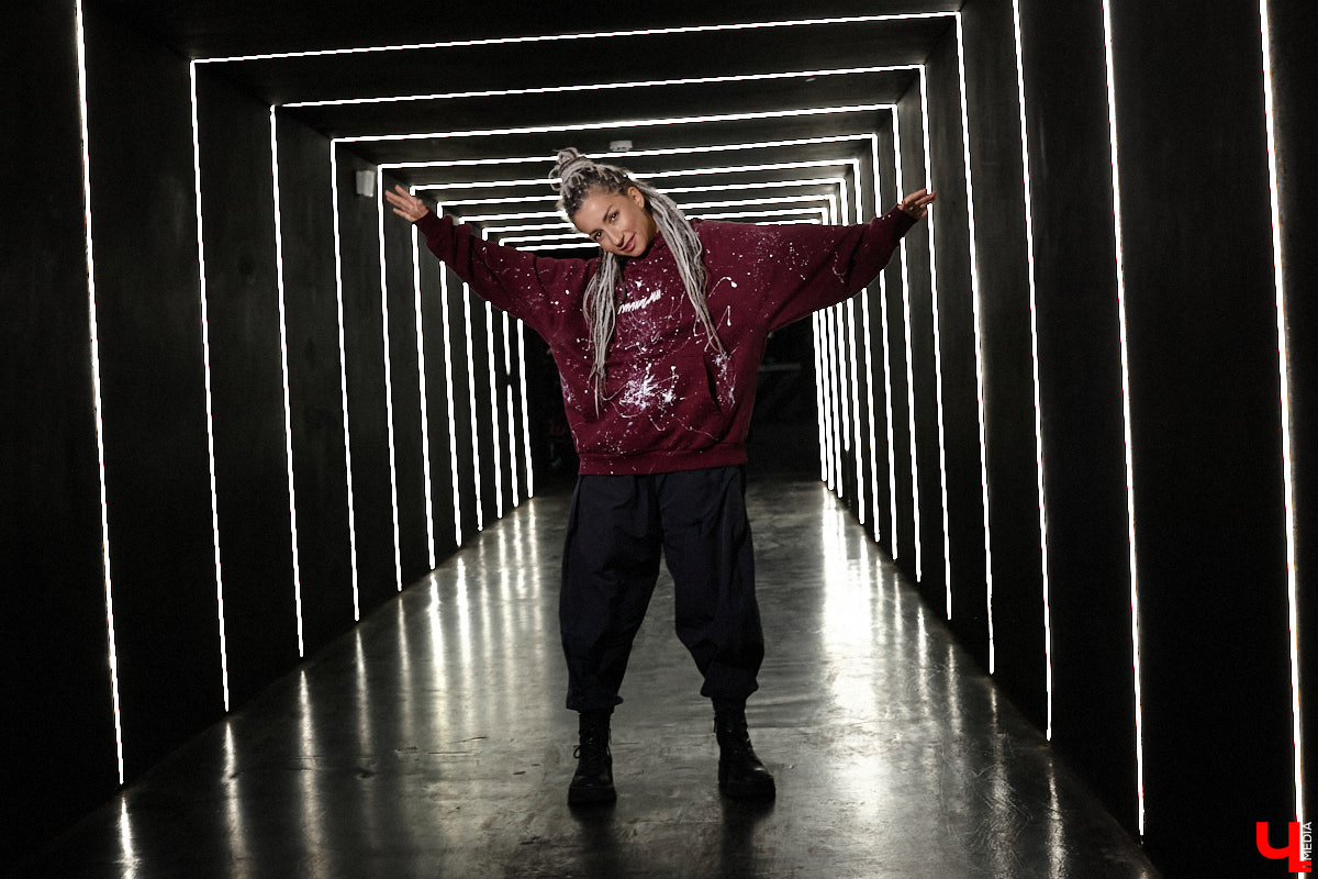 Осенний тур «Мураками» привел группу в столицу 33-го региона. Двадцать лет на сцене — число, которое солистка Диляра Вагапова называет началом второго сезона очень интересного сериала. Однако разговор с ней и Раилем Латыповым за кулисами быстро уходит от громких дат к человеческим историям: от воспоминаний о визите во Владимир в далеком 2019 году до откровенного признания, почему сцена перестала быть для них рингом.