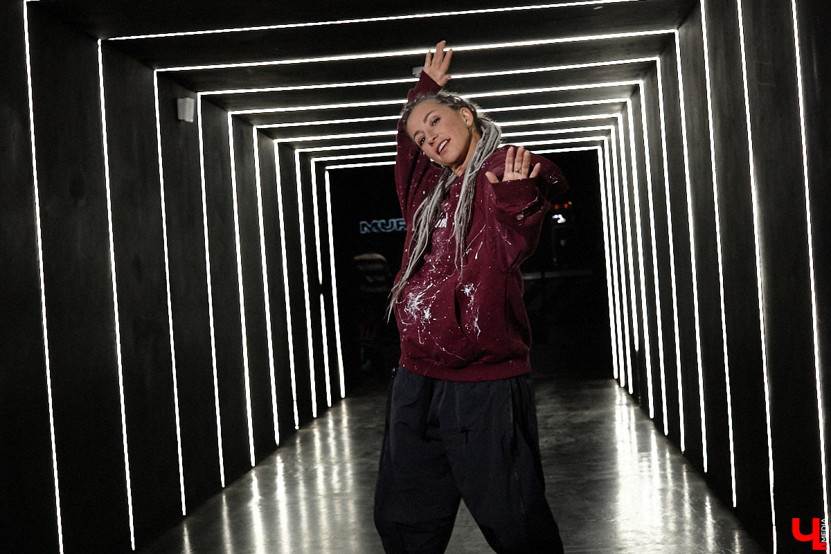 Осенний тур «Мураками» привел группу в столицу 33-го региона. Двадцать лет на сцене — число, которое солистка Диляра Вагапова называет началом второго сезона очень интересного сериала. Однако разговор с ней и Раилем Латыповым за кулисами быстро уходит от громких дат к человеческим историям: от воспоминаний о визите во Владимир в далеком 2019 году до откровенного признания, почему сцена перестала быть для них рингом.