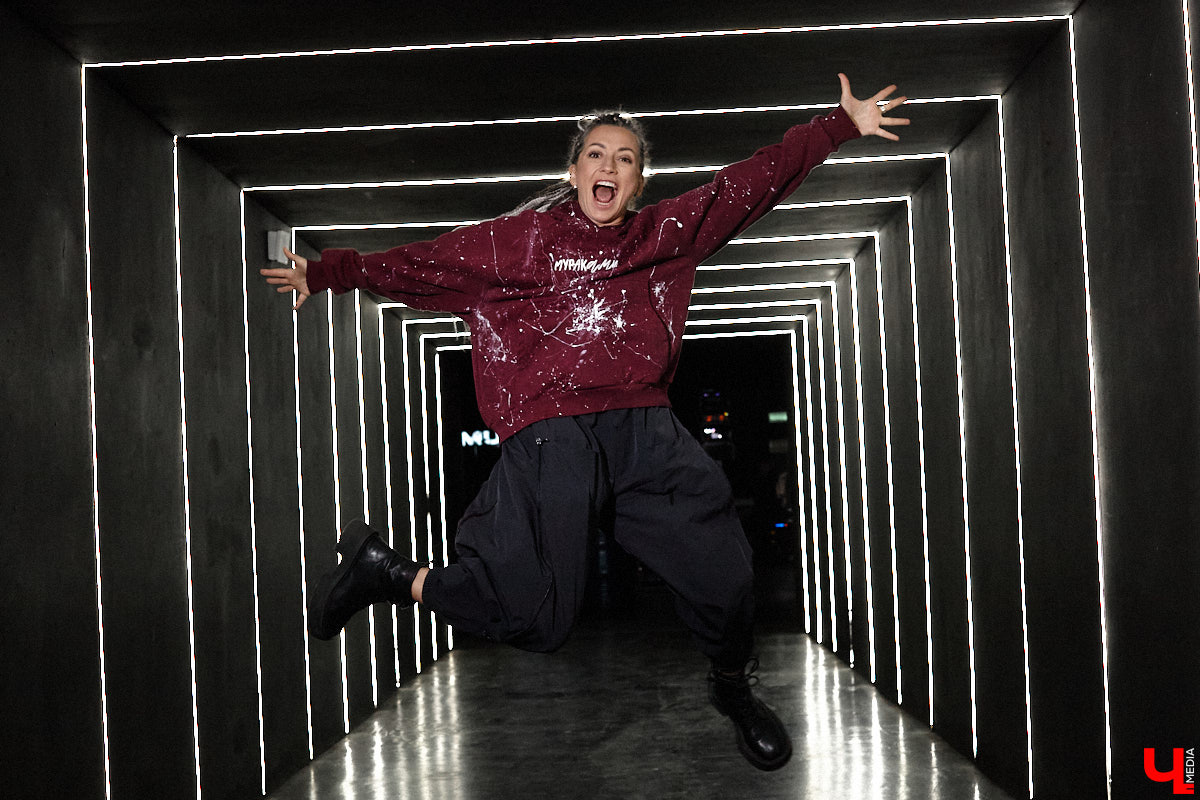 Осенний тур «Мураками» привел группу в столицу 33-го региона. Двадцать лет на сцене — число, которое солистка Диляра Вагапова называет началом второго сезона очень интересного сериала. Однако разговор с ней и Раилем Латыповым за кулисами быстро уходит от громких дат к человеческим историям: от воспоминаний о визите во Владимир в далеком 2019 году до откровенного признания, почему сцена перестала быть для них рингом.