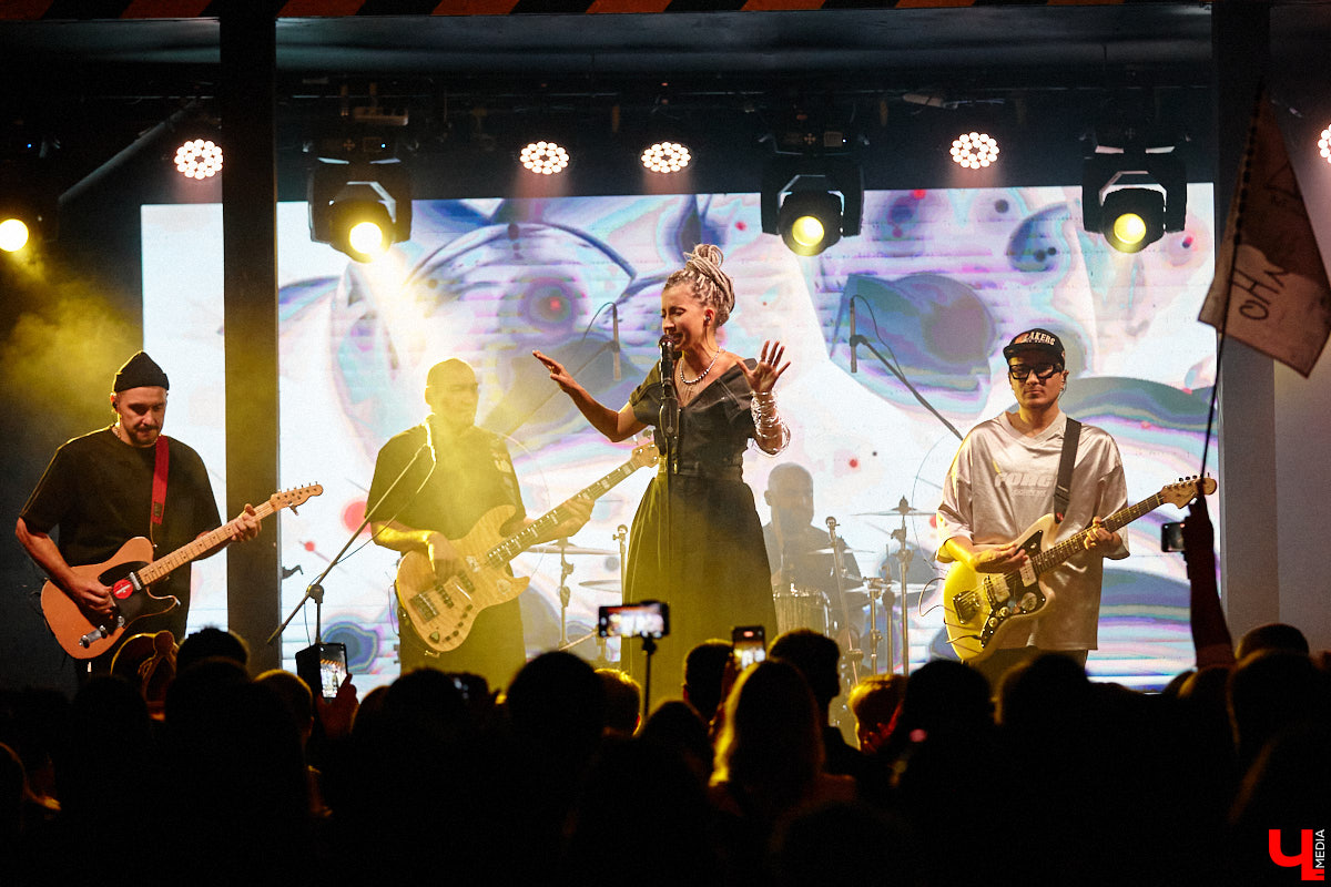 Осенний тур «Мураками» привел группу в столицу 33-го региона. Двадцать лет на сцене — число, которое солистка Диляра Вагапова называет началом второго сезона очень интересного сериала. Однако разговор с ней и Раилем Латыповым за кулисами быстро уходит от громких дат к человеческим историям: от воспоминаний о визите во Владимир в далеком 2019 году до откровенного признания, почему сцена перестала быть для них рингом.