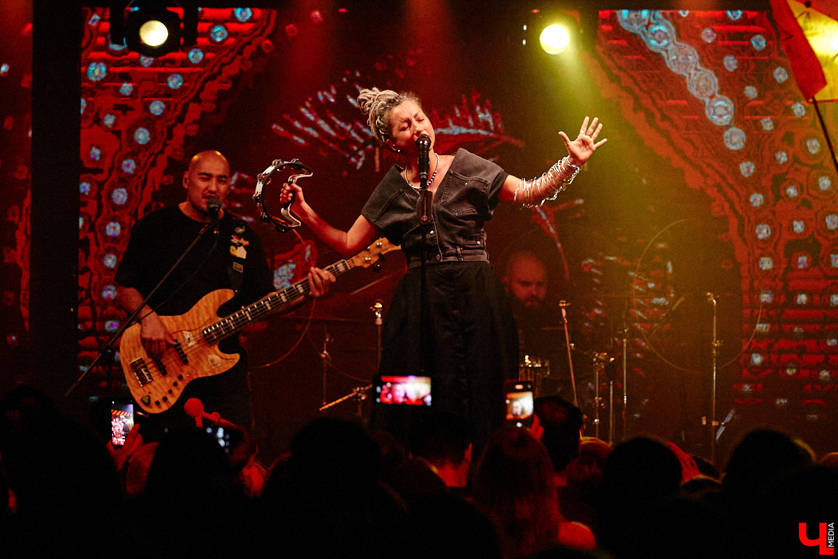 Осенний тур «Мураками» привел группу в столицу 33-го региона. Двадцать лет на сцене — число, которое солистка Диляра Вагапова называет началом второго сезона очень интересного сериала. Однако разговор с ней и Раилем Латыповым за кулисами быстро уходит от громких дат к человеческим историям: от воспоминаний о визите во Владимир в далеком 2019 году до откровенного признания, почему сцена перестала быть для них рингом.