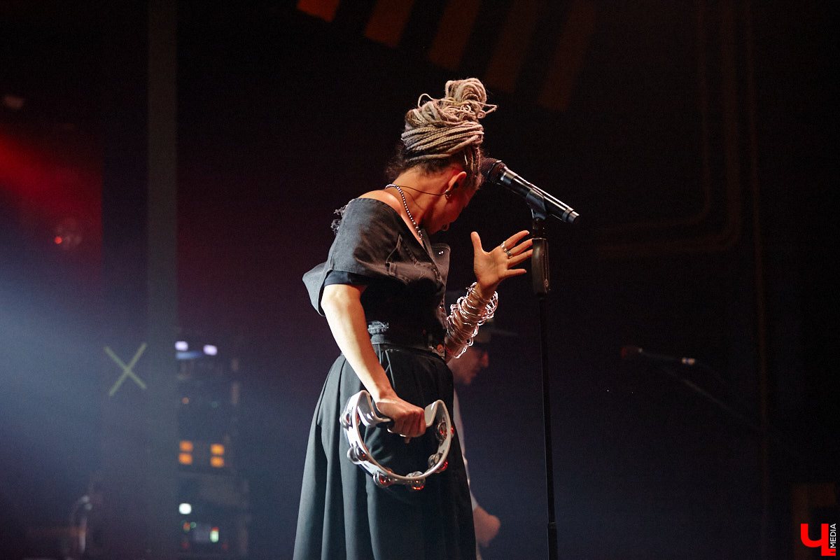 Осенний тур «Мураками» привел группу в столицу 33-го региона. Двадцать лет на сцене — число, которое солистка Диляра Вагапова называет началом второго сезона очень интересного сериала. Однако разговор с ней и Раилем Латыповым за кулисами быстро уходит от громких дат к человеческим историям: от воспоминаний о визите во Владимир в далеком 2019 году до откровенного признания, почему сцена перестала быть для них рингом.