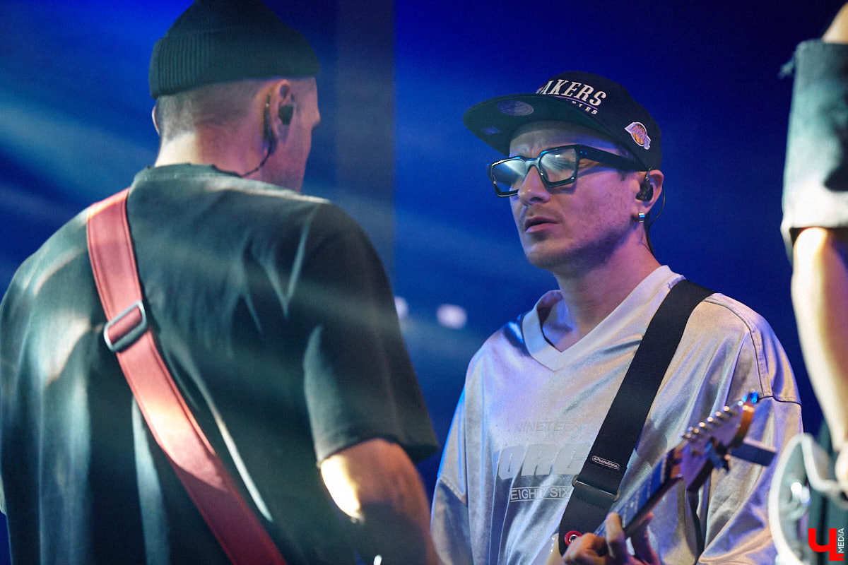 Осенний тур «Мураками» привел группу в столицу 33-го региона. Двадцать лет на сцене — число, которое солистка Диляра Вагапова называет началом второго сезона очень интересного сериала. Однако разговор с ней и Раилем Латыповым за кулисами быстро уходит от громких дат к человеческим историям: от воспоминаний о визите во Владимир в далеком 2019 году до откровенного признания, почему сцена перестала быть для них рингом.