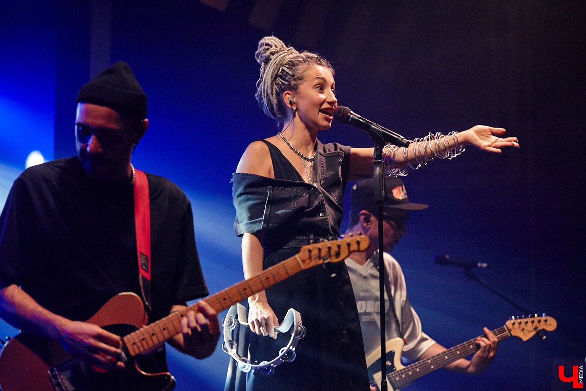 Осенний тур «Мураками» привел группу в столицу 33-го региона. Двадцать лет на сцене — число, которое солистка Диляра Вагапова называет началом второго сезона очень интересного сериала. Однако разговор с ней и Раилем Латыповым за кулисами быстро уходит от громких дат к человеческим историям: от воспоминаний о визите во Владимир в далеком 2019 году до откровенного признания, почему сцена перестала быть для них рингом.