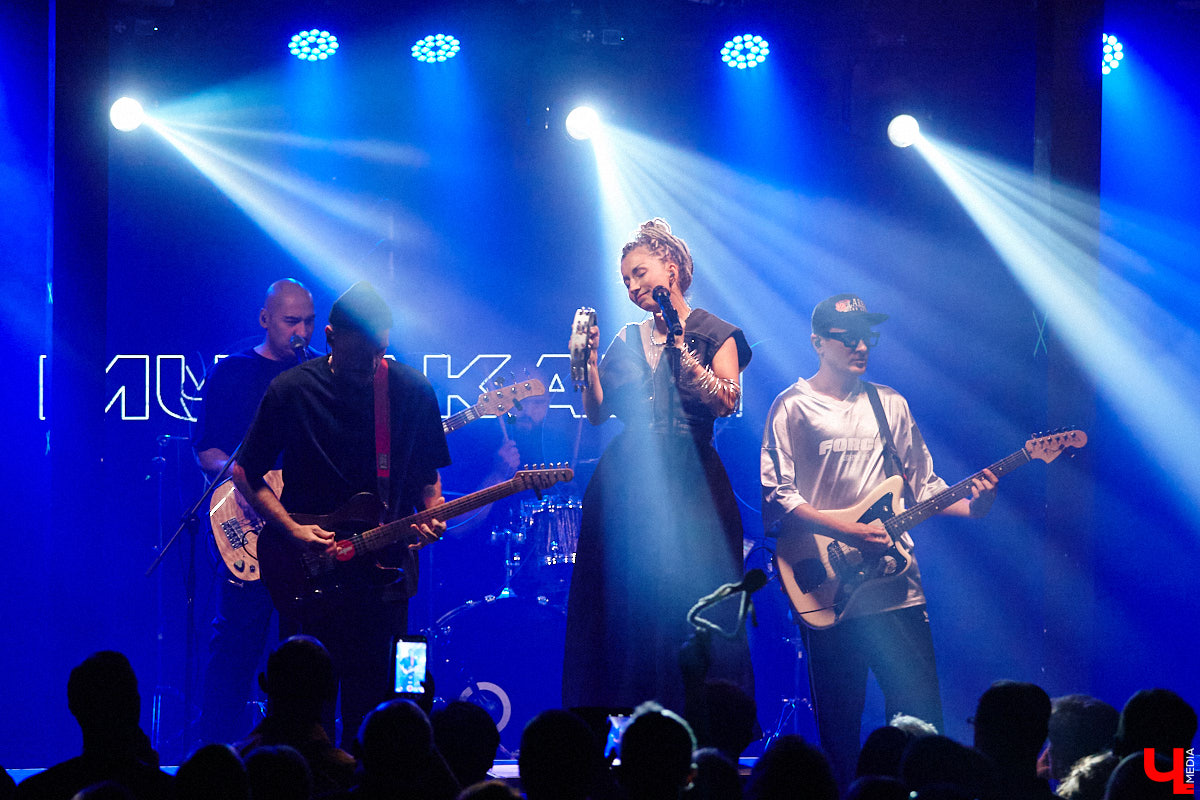 Осенний тур «Мураками» привел группу в столицу 33-го региона. Двадцать лет на сцене — число, которое солистка Диляра Вагапова называет началом второго сезона очень интересного сериала. Однако разговор с ней и Раилем Латыповым за кулисами быстро уходит от громких дат к человеческим историям: от воспоминаний о визите во Владимир в далеком 2019 году до откровенного признания, почему сцена перестала быть для них рингом.