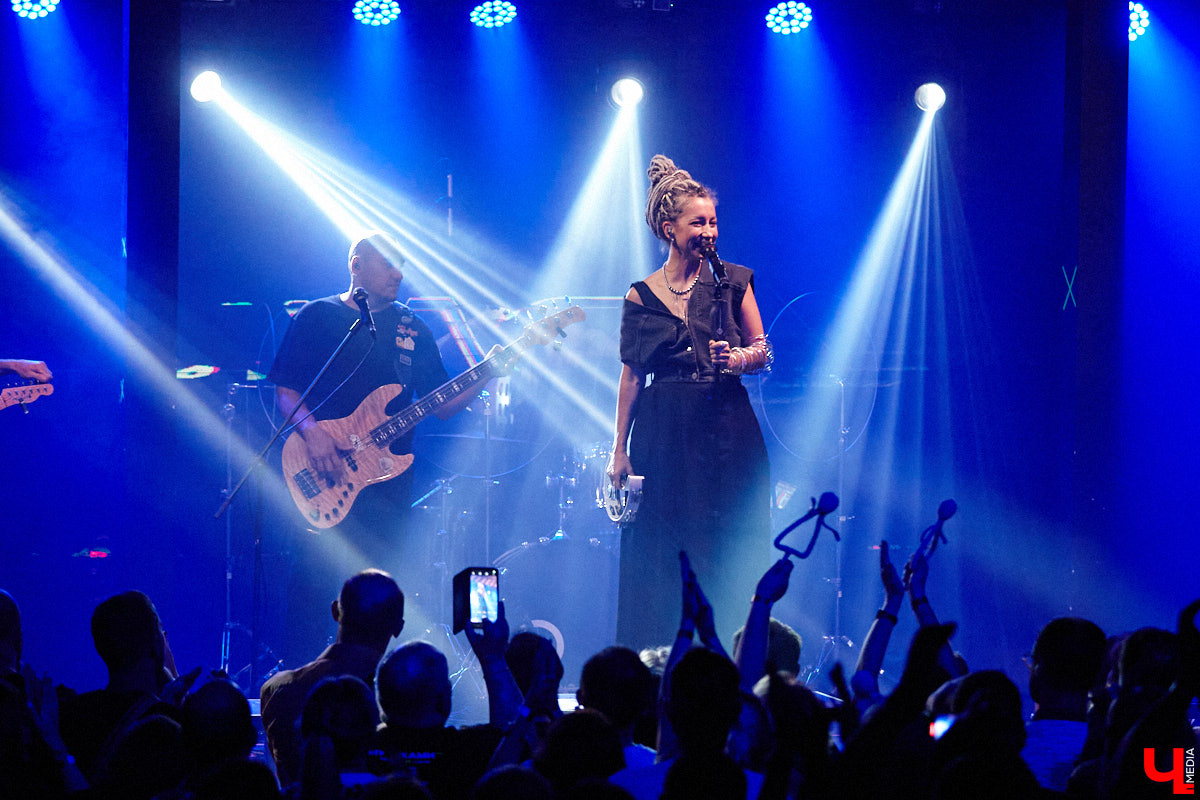 Осенний тур «Мураками» привел группу в столицу 33-го региона. Двадцать лет на сцене — число, которое солистка Диляра Вагапова называет началом второго сезона очень интересного сериала. Однако разговор с ней и Раилем Латыповым за кулисами быстро уходит от громких дат к человеческим историям: от воспоминаний о визите во Владимир в далеком 2019 году до откровенного признания, почему сцена перестала быть для них рингом.