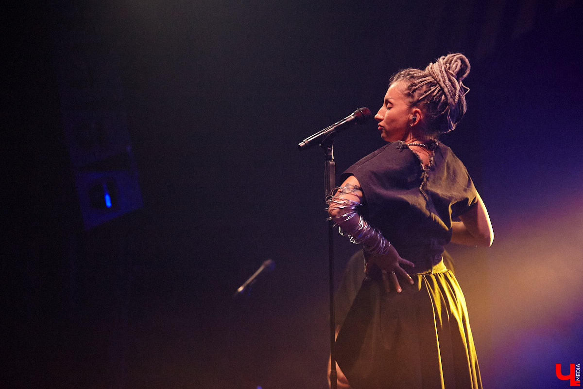 Осенний тур «Мураками» привел группу в столицу 33-го региона. Двадцать лет на сцене — число, которое солистка Диляра Вагапова называет началом второго сезона очень интересного сериала. Однако разговор с ней и Раилем Латыповым за кулисами быстро уходит от громких дат к человеческим историям: от воспоминаний о визите во Владимир в далеком 2019 году до откровенного признания, почему сцена перестала быть для них рингом.