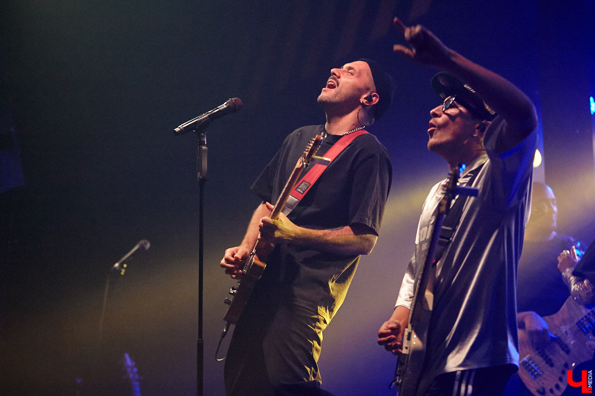 Осенний тур «Мураками» привел группу в столицу 33-го региона. Двадцать лет на сцене — число, которое солистка Диляра Вагапова называет началом второго сезона очень интересного сериала. Однако разговор с ней и Раилем Латыповым за кулисами быстро уходит от громких дат к человеческим историям: от воспоминаний о визите во Владимир в далеком 2019 году до откровенного признания, почему сцена перестала быть для них рингом.