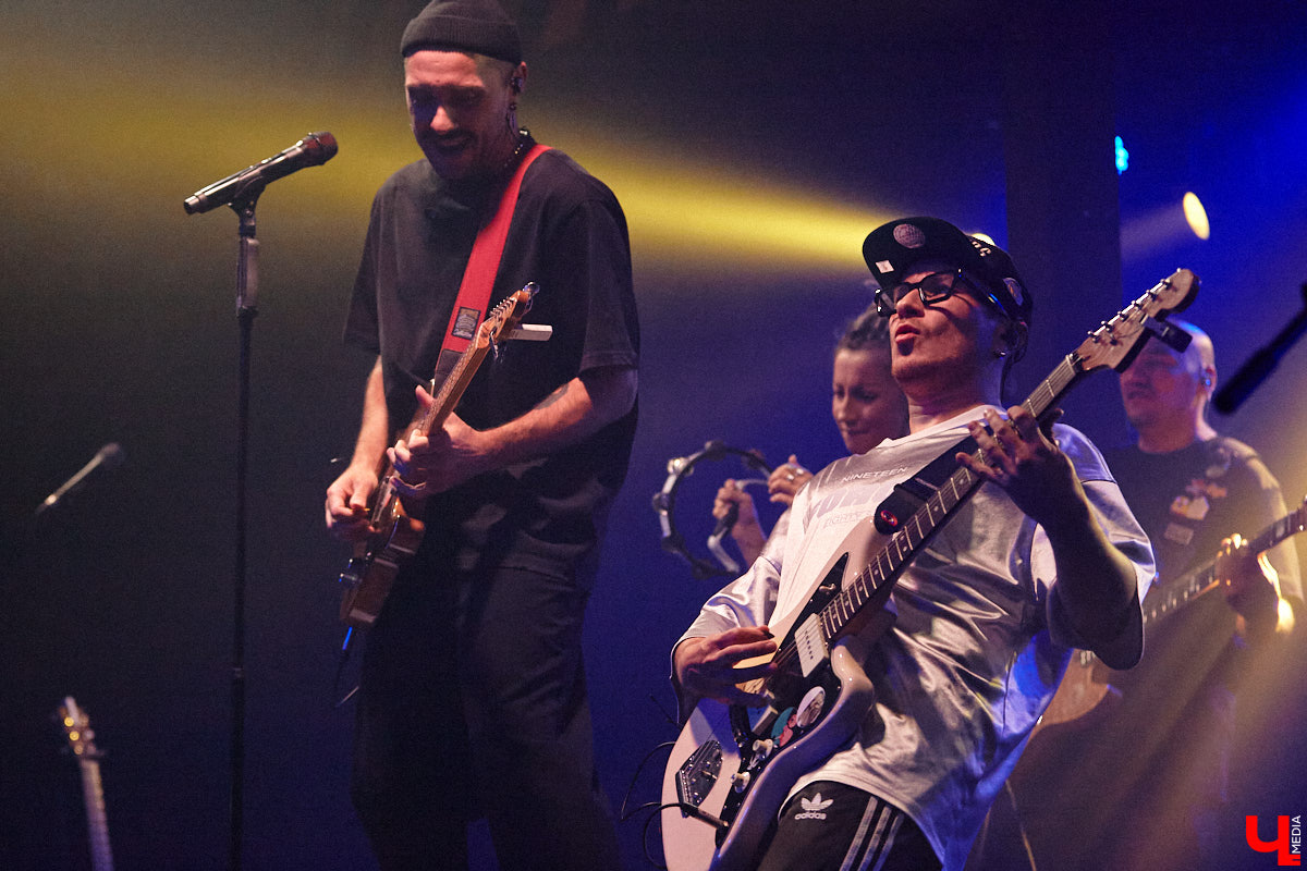 Осенний тур «Мураками» привел группу в столицу 33-го региона. Двадцать лет на сцене — число, которое солистка Диляра Вагапова называет началом второго сезона очень интересного сериала. Однако разговор с ней и Раилем Латыповым за кулисами быстро уходит от громких дат к человеческим историям: от воспоминаний о визите во Владимир в далеком 2019 году до откровенного признания, почему сцена перестала быть для них рингом.