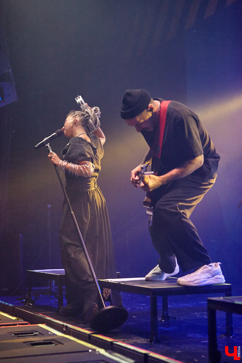 Осенний тур «Мураками» привел группу в столицу 33-го региона. Двадцать лет на сцене — число, которое солистка Диляра Вагапова называет началом второго сезона очень интересного сериала. Однако разговор с ней и Раилем Латыповым за кулисами быстро уходит от громких дат к человеческим историям: от воспоминаний о визите во Владимир в далеком 2019 году до откровенного признания, почему сцена перестала быть для них рингом.