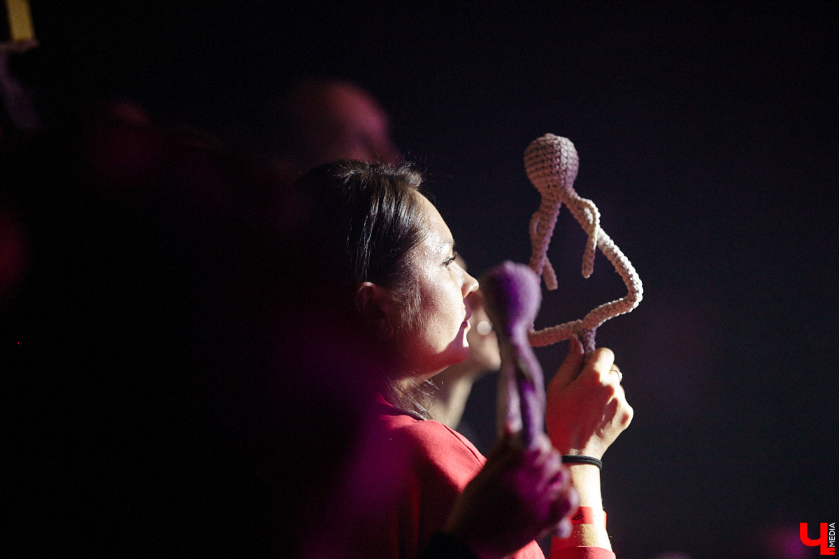 Осенний тур «Мураками» привел группу в столицу 33-го региона. Двадцать лет на сцене — число, которое солистка Диляра Вагапова называет началом второго сезона очень интересного сериала. Однако разговор с ней и Раилем Латыповым за кулисами быстро уходит от громких дат к человеческим историям: от воспоминаний о визите во Владимир в далеком 2019 году до откровенного признания, почему сцена перестала быть для них рингом.