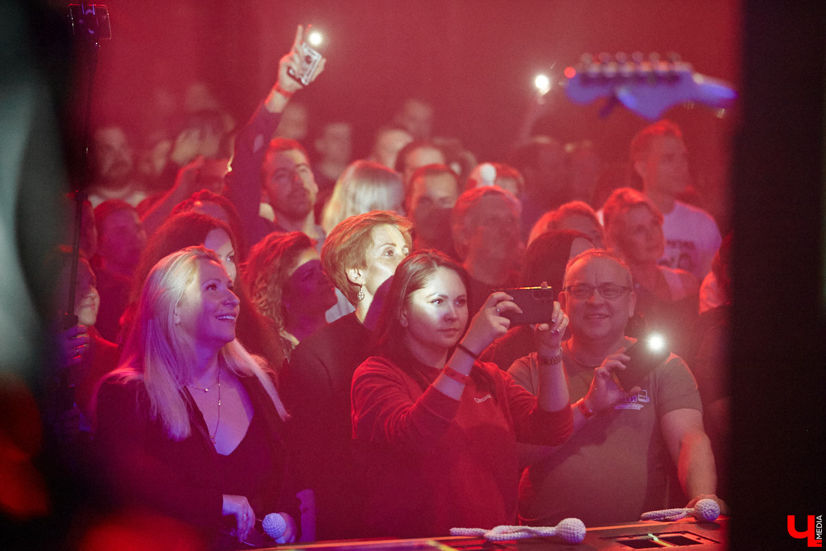 Осенний тур «Мураками» привел группу в столицу 33-го региона. Двадцать лет на сцене — число, которое солистка Диляра Вагапова называет началом второго сезона очень интересного сериала. Однако разговор с ней и Раилем Латыповым за кулисами быстро уходит от громких дат к человеческим историям: от воспоминаний о визите во Владимир в далеком 2019 году до откровенного признания, почему сцена перестала быть для них рингом.