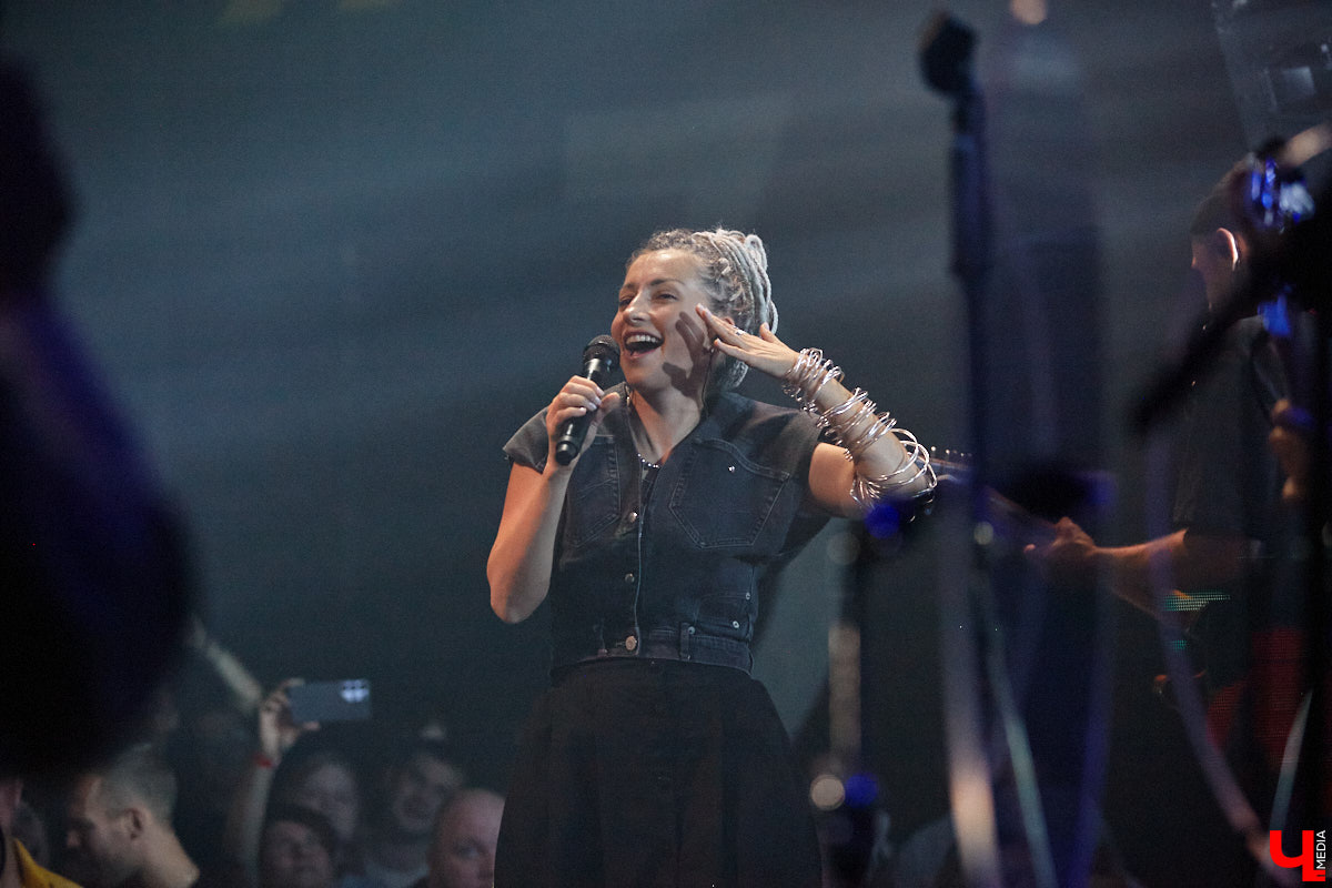 Осенний тур «Мураками» привел группу в столицу 33-го региона. Двадцать лет на сцене — число, которое солистка Диляра Вагапова называет началом второго сезона очень интересного сериала. Однако разговор с ней и Раилем Латыповым за кулисами быстро уходит от громких дат к человеческим историям: от воспоминаний о визите во Владимир в далеком 2019 году до откровенного признания, почему сцена перестала быть для них рингом.