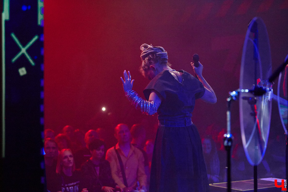 Осенний тур «Мураками» привел группу в столицу 33-го региона. Двадцать лет на сцене — число, которое солистка Диляра Вагапова называет началом второго сезона очень интересного сериала. Однако разговор с ней и Раилем Латыповым за кулисами быстро уходит от громких дат к человеческим историям: от воспоминаний о визите во Владимир в далеком 2019 году до откровенного признания, почему сцена перестала быть для них рингом.