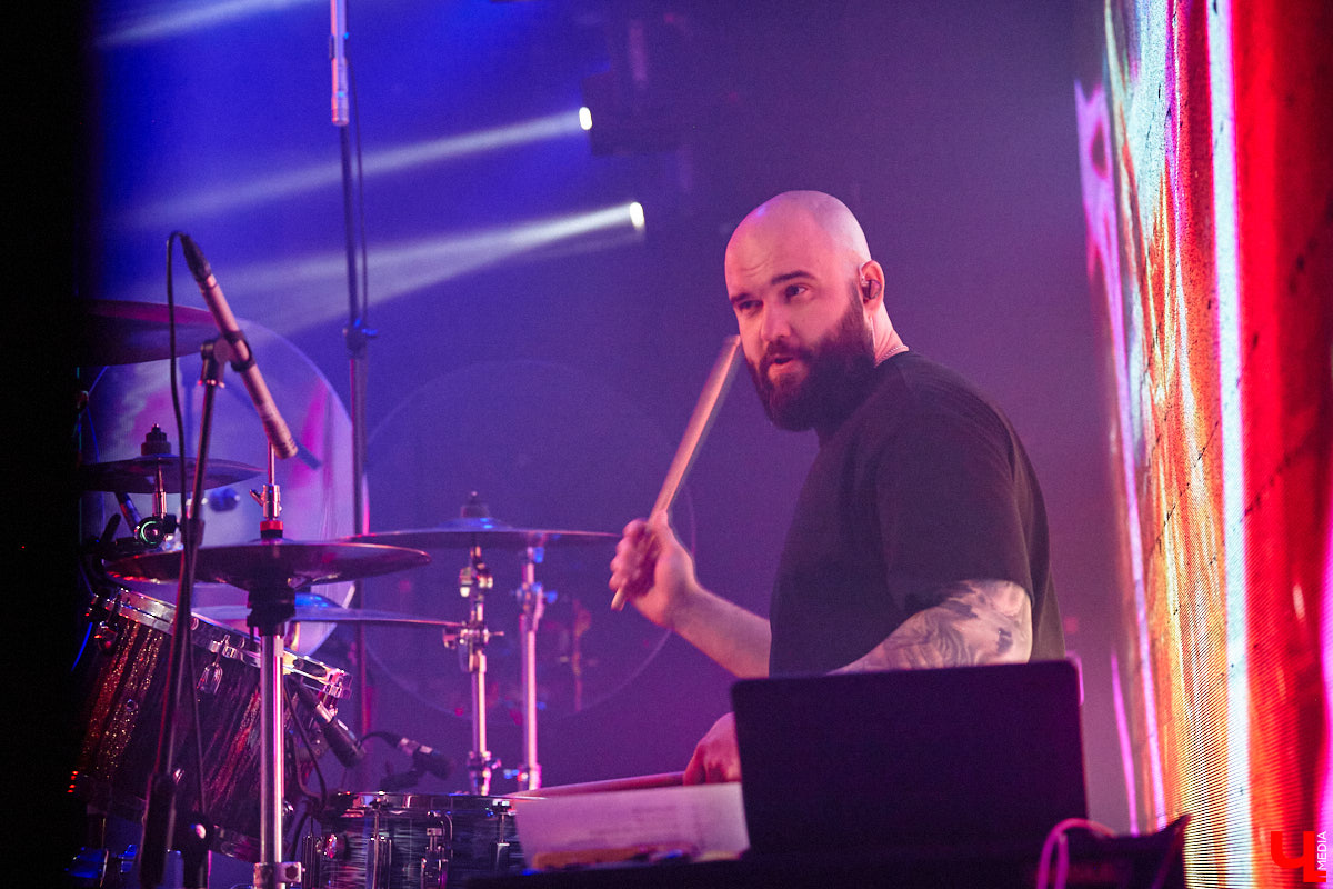 Осенний тур «Мураками» привел группу в столицу 33-го региона. Двадцать лет на сцене — число, которое солистка Диляра Вагапова называет началом второго сезона очень интересного сериала. Однако разговор с ней и Раилем Латыповым за кулисами быстро уходит от громких дат к человеческим историям: от воспоминаний о визите во Владимир в далеком 2019 году до откровенного признания, почему сцена перестала быть для них рингом.