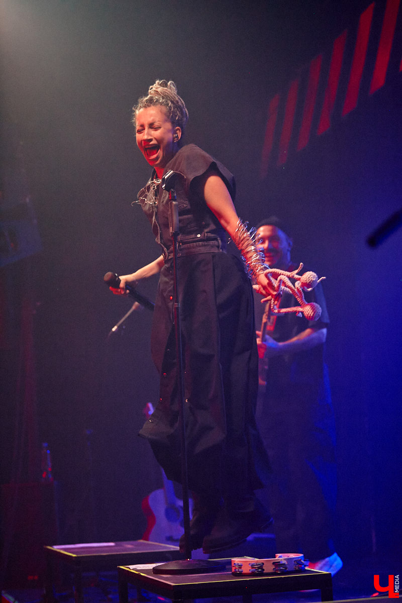 Осенний тур «Мураками» привел группу в столицу 33-го региона. Двадцать лет на сцене — число, которое солистка Диляра Вагапова называет началом второго сезона очень интересного сериала. Однако разговор с ней и Раилем Латыповым за кулисами быстро уходит от громких дат к человеческим историям: от воспоминаний о визите во Владимир в далеком 2019 году до откровенного признания, почему сцена перестала быть для них рингом.