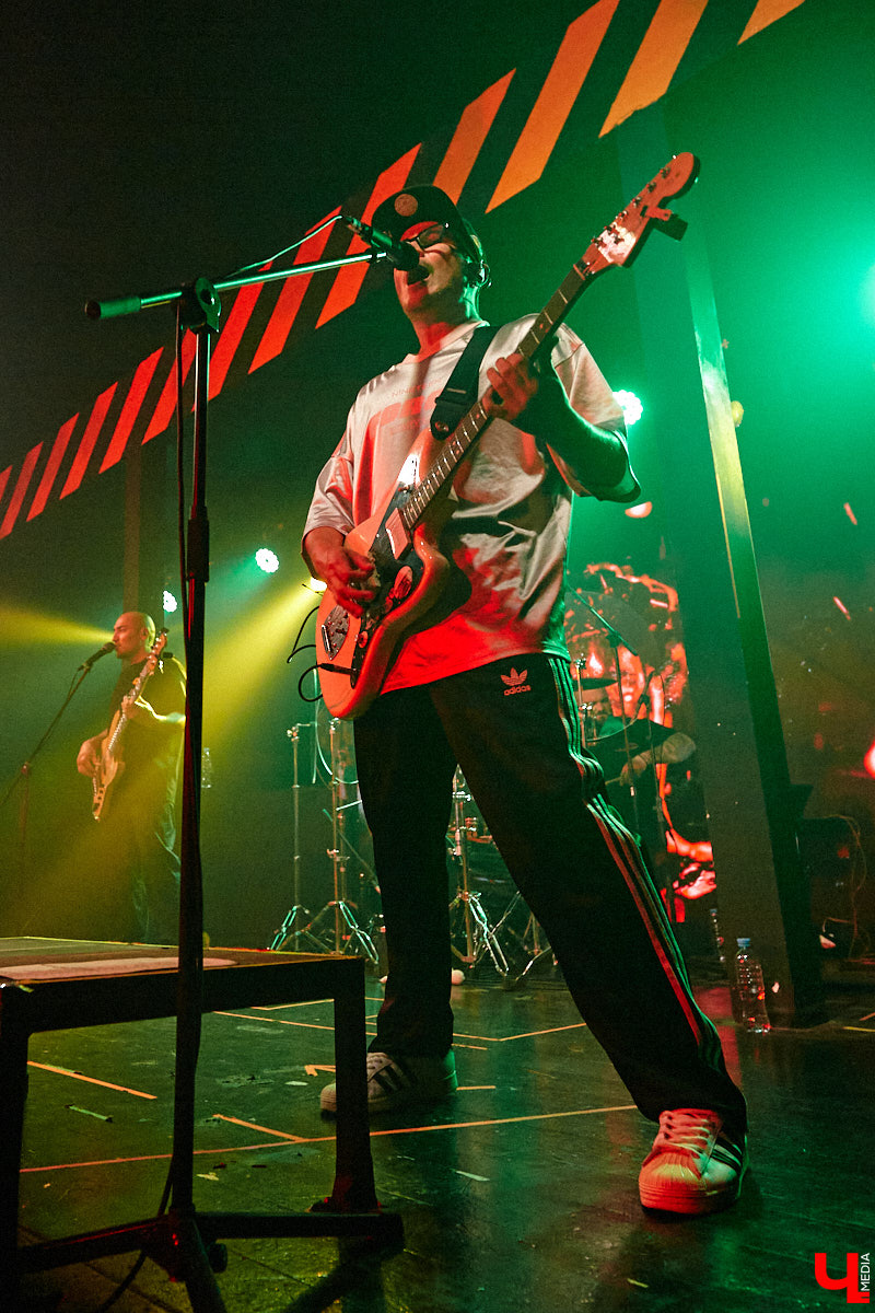 Осенний тур «Мураками» привел группу в столицу 33-го региона. Двадцать лет на сцене — число, которое солистка Диляра Вагапова называет началом второго сезона очень интересного сериала. Однако разговор с ней и Раилем Латыповым за кулисами быстро уходит от громких дат к человеческим историям: от воспоминаний о визите во Владимир в далеком 2019 году до откровенного признания, почему сцена перестала быть для них рингом.