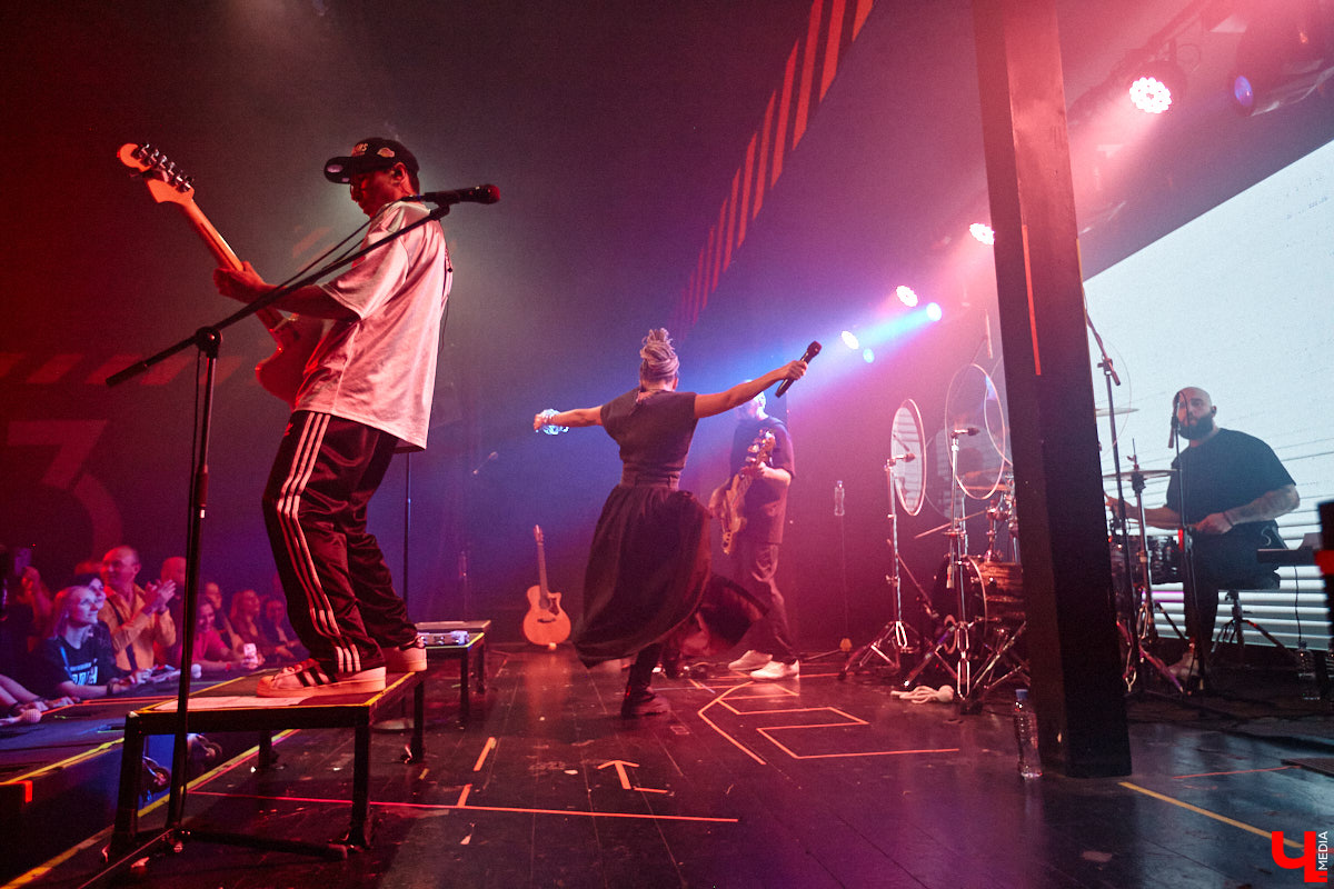 Осенний тур «Мураками» привел группу в столицу 33-го региона. Двадцать лет на сцене — число, которое солистка Диляра Вагапова называет началом второго сезона очень интересного сериала. Однако разговор с ней и Раилем Латыповым за кулисами быстро уходит от громких дат к человеческим историям: от воспоминаний о визите во Владимир в далеком 2019 году до откровенного признания, почему сцена перестала быть для них рингом.