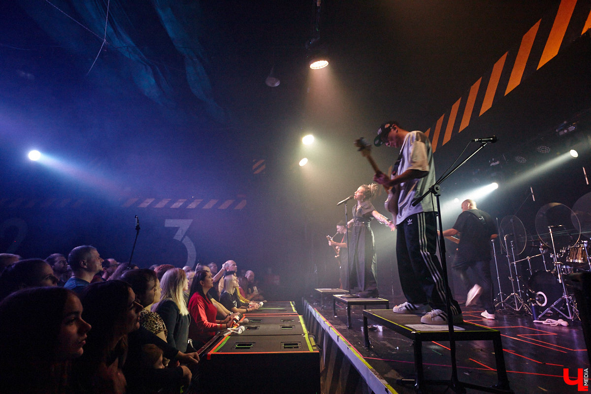 Осенний тур «Мураками» привел группу в столицу 33-го региона. Двадцать лет на сцене — число, которое солистка Диляра Вагапова называет началом второго сезона очень интересного сериала. Однако разговор с ней и Раилем Латыповым за кулисами быстро уходит от громких дат к человеческим историям: от воспоминаний о визите во Владимир в далеком 2019 году до откровенного признания, почему сцена перестала быть для них рингом.