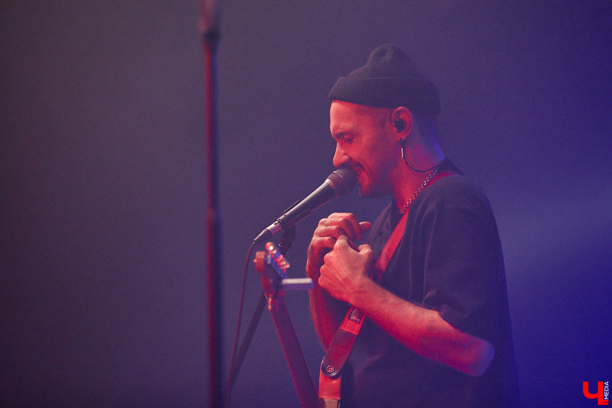 Осенний тур «Мураками» привел группу в столицу 33-го региона. Двадцать лет на сцене — число, которое солистка Диляра Вагапова называет началом второго сезона очень интересного сериала. Однако разговор с ней и Раилем Латыповым за кулисами быстро уходит от громких дат к человеческим историям: от воспоминаний о визите во Владимир в далеком 2019 году до откровенного признания, почему сцена перестала быть для них рингом.