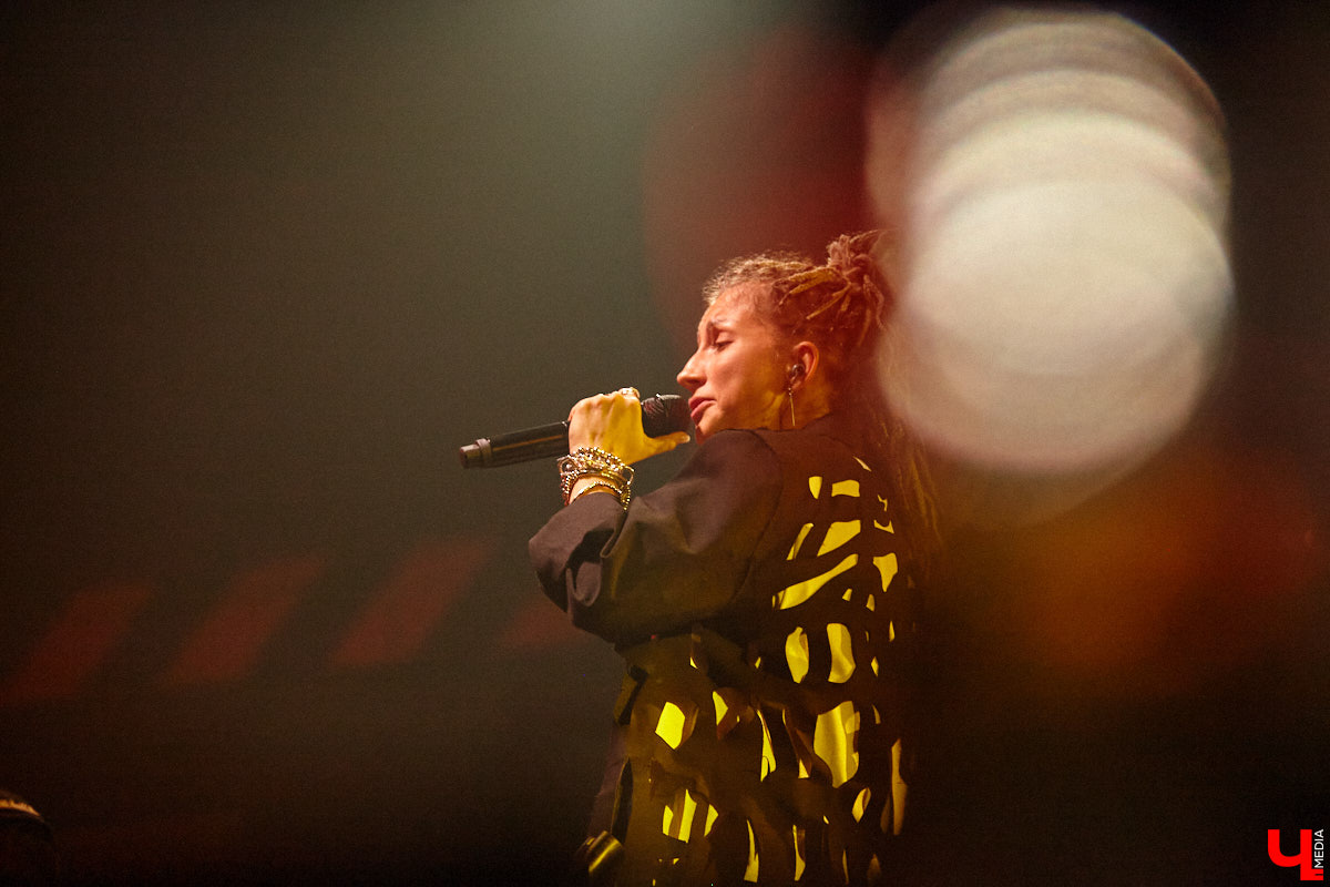 Осенний тур «Мураками» привел группу в столицу 33-го региона. Двадцать лет на сцене — число, которое солистка Диляра Вагапова называет началом второго сезона очень интересного сериала. Однако разговор с ней и Раилем Латыповым за кулисами быстро уходит от громких дат к человеческим историям: от воспоминаний о визите во Владимир в далеком 2019 году до откровенного признания, почему сцена перестала быть для них рингом.