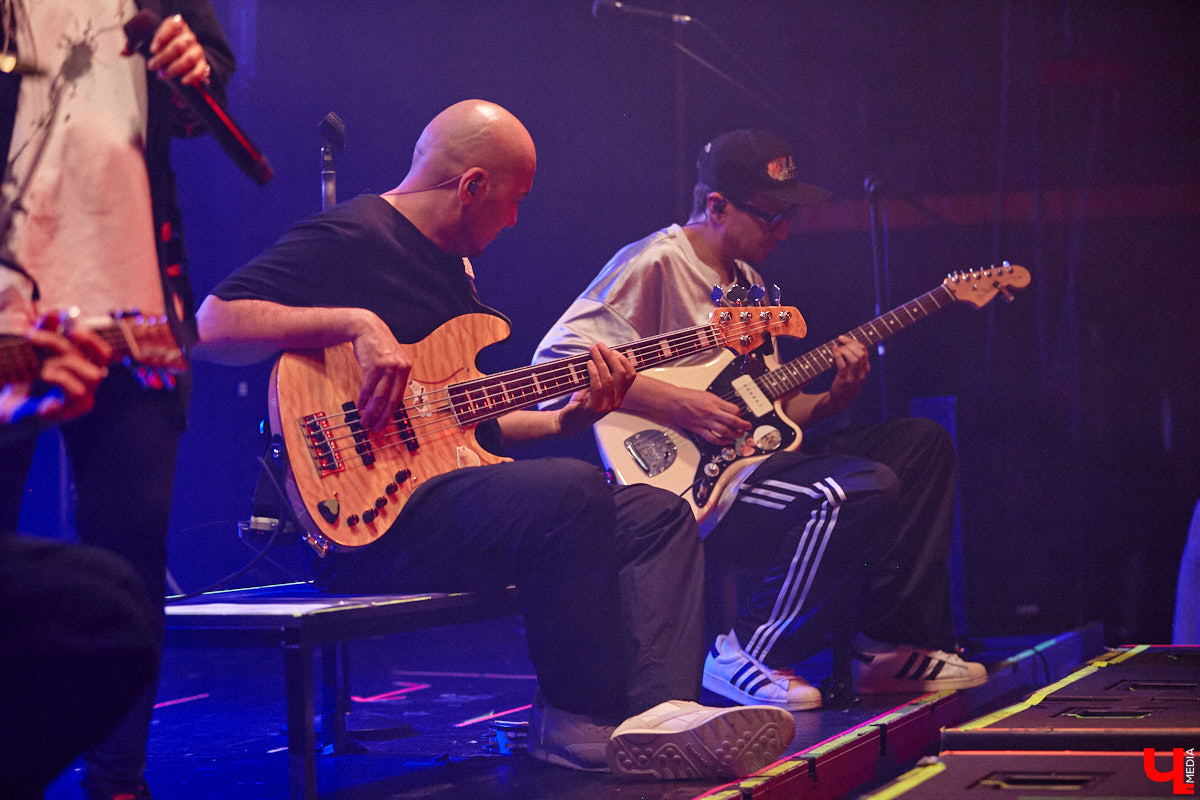 Осенний тур «Мураками» привел группу в столицу 33-го региона. Двадцать лет на сцене — число, которое солистка Диляра Вагапова называет началом второго сезона очень интересного сериала. Однако разговор с ней и Раилем Латыповым за кулисами быстро уходит от громких дат к человеческим историям: от воспоминаний о визите во Владимир в далеком 2019 году до откровенного признания, почему сцена перестала быть для них рингом.