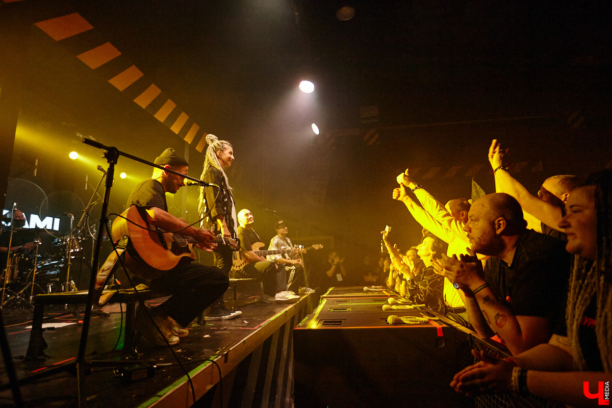 Осенний тур «Мураками» привел группу в столицу 33-го региона. Двадцать лет на сцене — число, которое солистка Диляра Вагапова называет началом второго сезона очень интересного сериала. Однако разговор с ней и Раилем Латыповым за кулисами быстро уходит от громких дат к человеческим историям: от воспоминаний о визите во Владимир в далеком 2019 году до откровенного признания, почему сцена перестала быть для них рингом.