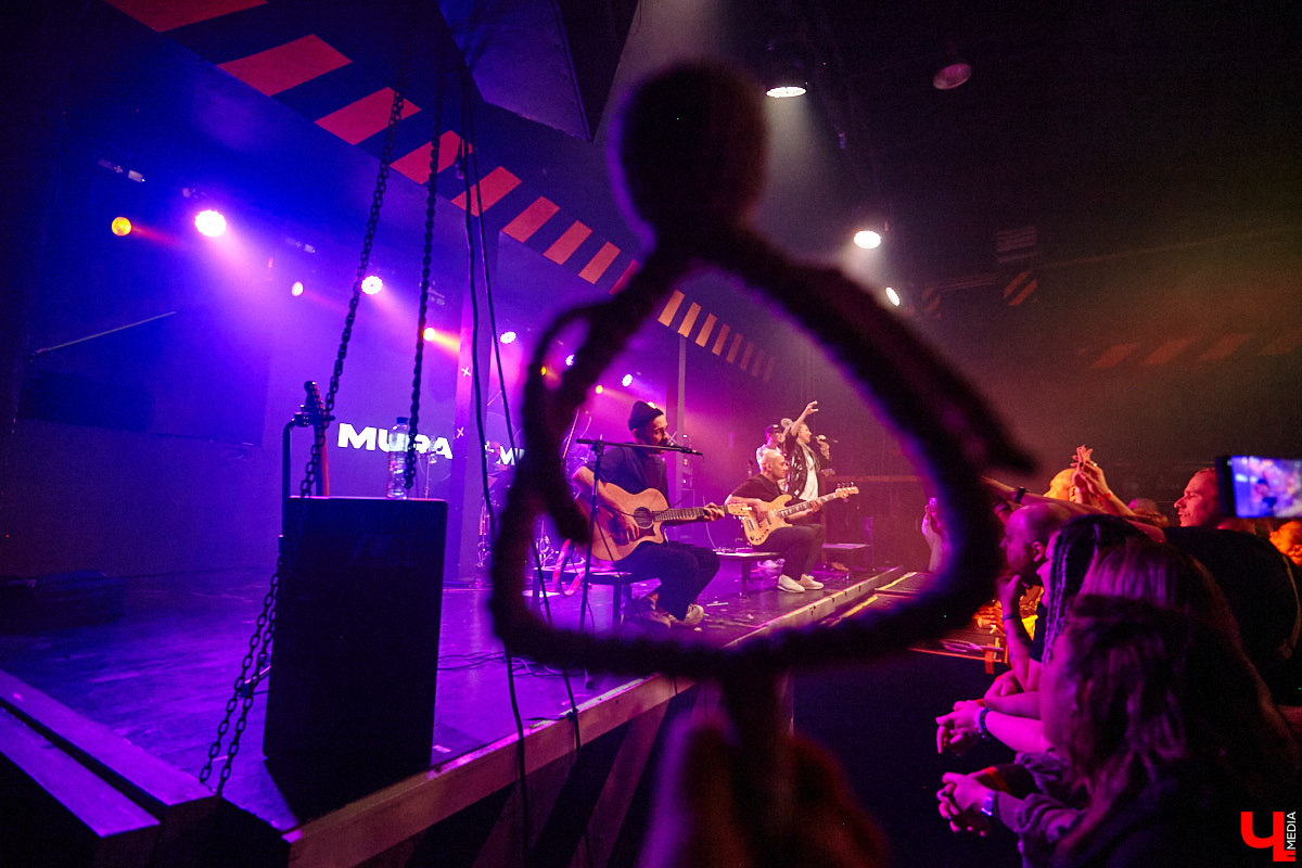 Осенний тур «Мураками» привел группу в столицу 33-го региона. Двадцать лет на сцене — число, которое солистка Диляра Вагапова называет началом второго сезона очень интересного сериала. Однако разговор с ней и Раилем Латыповым за кулисами быстро уходит от громких дат к человеческим историям: от воспоминаний о визите во Владимир в далеком 2019 году до откровенного признания, почему сцена перестала быть для них рингом.