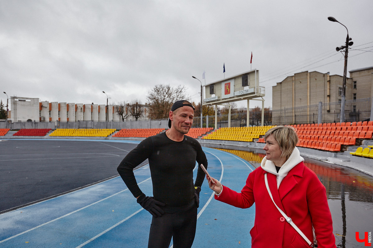 В 2025 году на стадионе «Лыбедь» завершился очередной этап реконструкции. В порядок привели один из секторов главной трибуны на тысячу мест, в секторе для прыжков в длину сменили покрытие, а с обеих сторон от футбольного поля появились площадки для игры в футзал. «Ключ-Медиа» своими глазами оценил трансформацию спортивного комплекса.