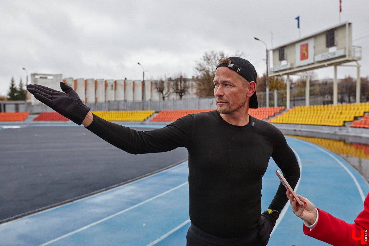 В 2025 году на стадионе «Лыбедь» завершился очередной этап реконструкции. В порядок привели один из секторов главной трибуны на тысячу мест, в секторе для прыжков в длину сменили покрытие, а с обеих сторон от футбольного поля появились площадки для игры в футзал. «Ключ-Медиа» своими глазами оценил трансформацию спортивного комплекса.