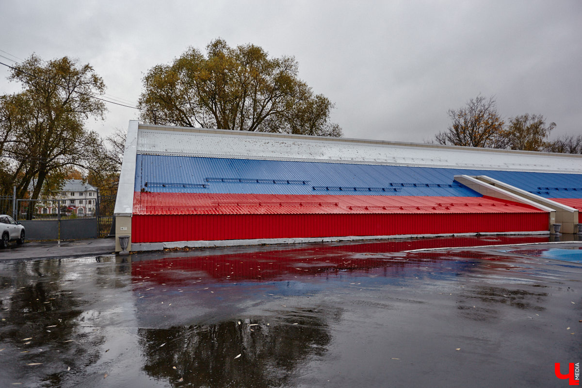 В 2025 году на стадионе «Лыбедь» завершился очередной этап реконструкции. В порядок привели один из секторов главной трибуны на тысячу мест, в секторе для прыжков в длину сменили покрытие, а с обеих сторон от футбольного поля появились площадки для игры в футзал. «Ключ-Медиа» своими глазами оценил трансформацию спортивного комплекса.