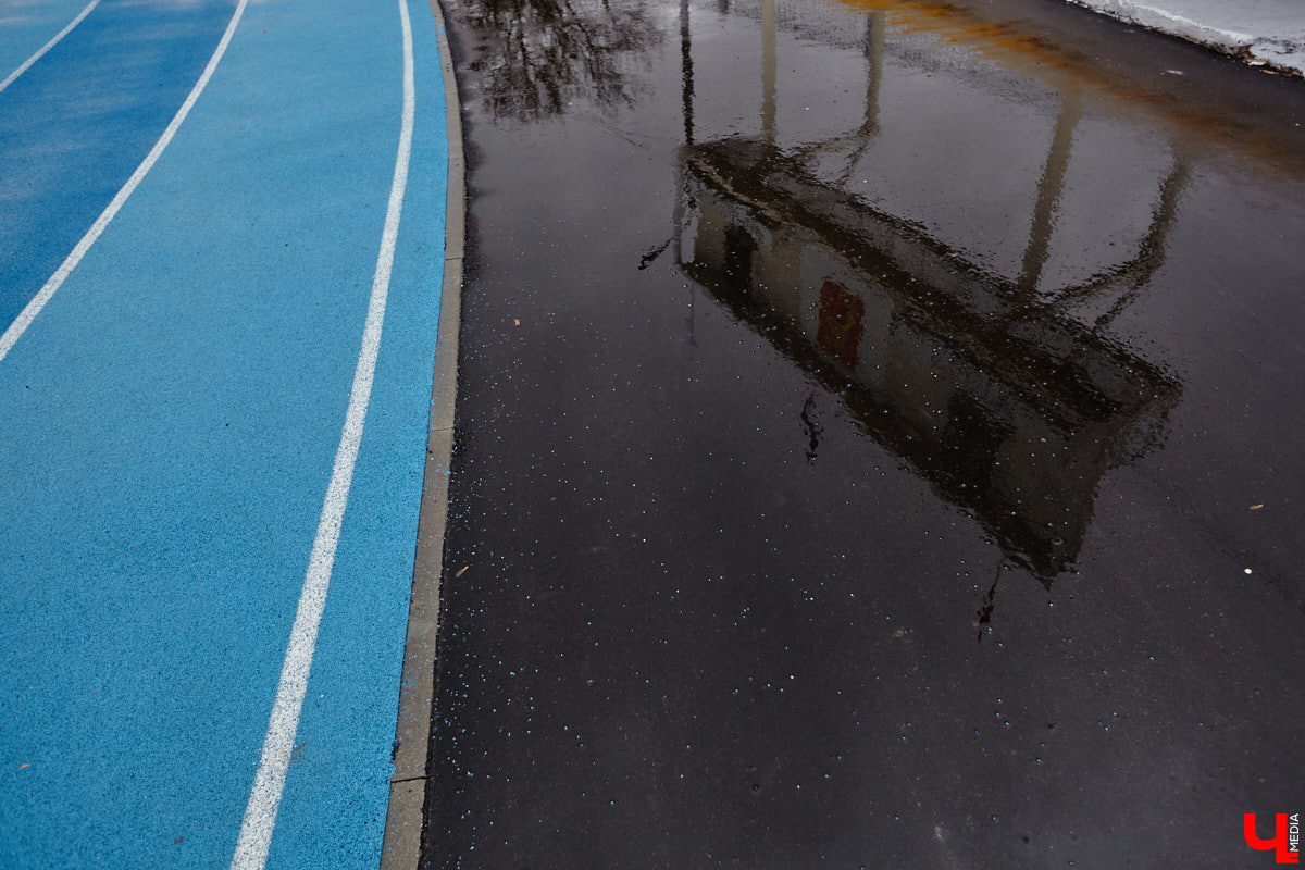 В 2025 году на стадионе «Лыбедь» завершился очередной этап реконструкции. В порядок привели один из секторов главной трибуны на тысячу мест, в секторе для прыжков в длину сменили покрытие, а с обеих сторон от футбольного поля появились площадки для игры в футзал. «Ключ-Медиа» своими глазами оценил трансформацию спортивного комплекса.