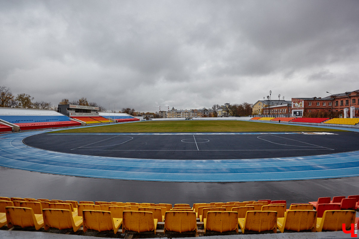 В 2025 году на стадионе «Лыбедь» завершился очередной этап реконструкции. В порядок привели один из секторов главной трибуны на тысячу мест, в секторе для прыжков в длину сменили покрытие, а с обеих сторон от футбольного поля появились площадки для игры в футзал. «Ключ-Медиа» своими глазами оценил трансформацию спортивного комплекса.